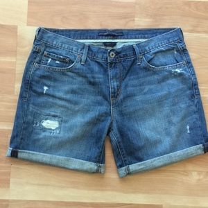 Levi’s Boyfriend Jean Shorts (distressed)